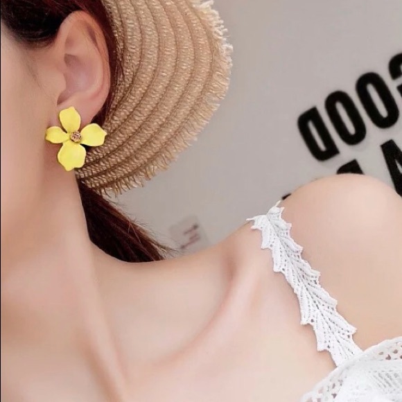 NEW 🌸 Delicate yellow petal flower earring - Picture 3 of 4